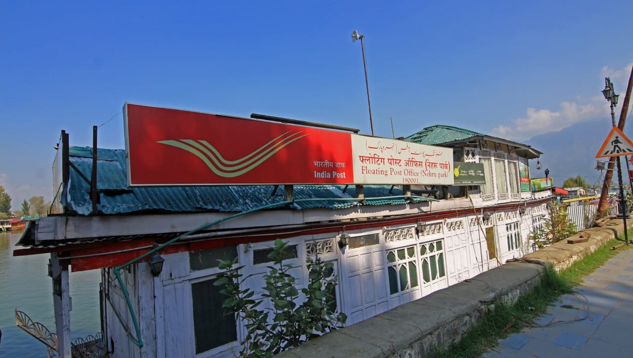 आजच्या काळात सुरक्षित गुंतवणूक आणि खात्रीशीर परतावा मिळवण्यासाठी पोस्ट ऑफिसच्या योजनांना गुंतवणूकदारांची पहिली पसंती मिळत आहे. शेअर बाजारातील चढ-उतार आणि जोखमीपासून दूर राहू इच्छिणाऱ्यांसाठी पोस्ट ऑफिसची 'किसान विकास पत्र' (KVP) ही योजना सध्या चर्चेचा विषय ठरताना दिसत आहे.