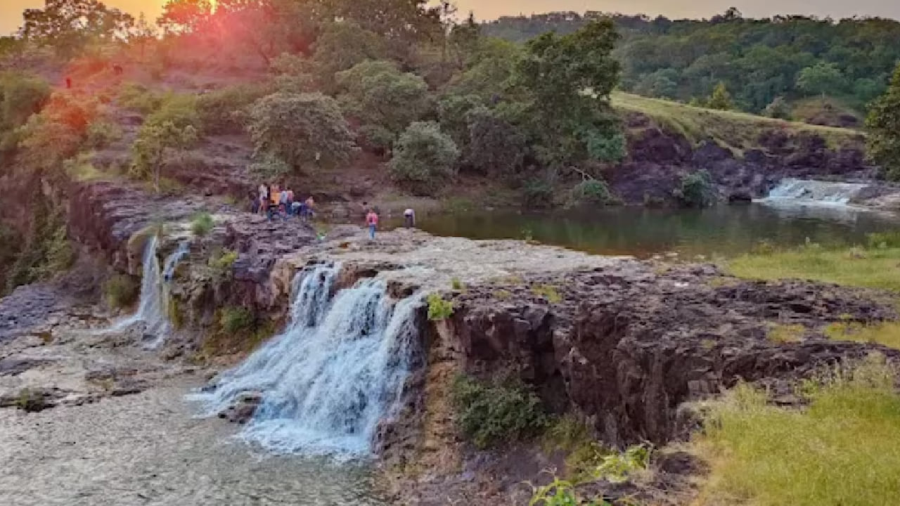 इंदौरपासून सुमारे 55-60 किमी अंतरावर मनपूरजवळील रामपुरिया बुजुर्ग गावाजवळ हा धबधबा आहे. येथे तीन प्राचीन गुहा आणि शीतला मातांचे मंदिर आहे. ट्रेकिंग, पिकनिक आणि फोटोग्राफीसाठी हे ठिकाण अतिशय योग्य आहे. NH46 मार्गाने येथे दोन तासांत पोहोचता येते.
