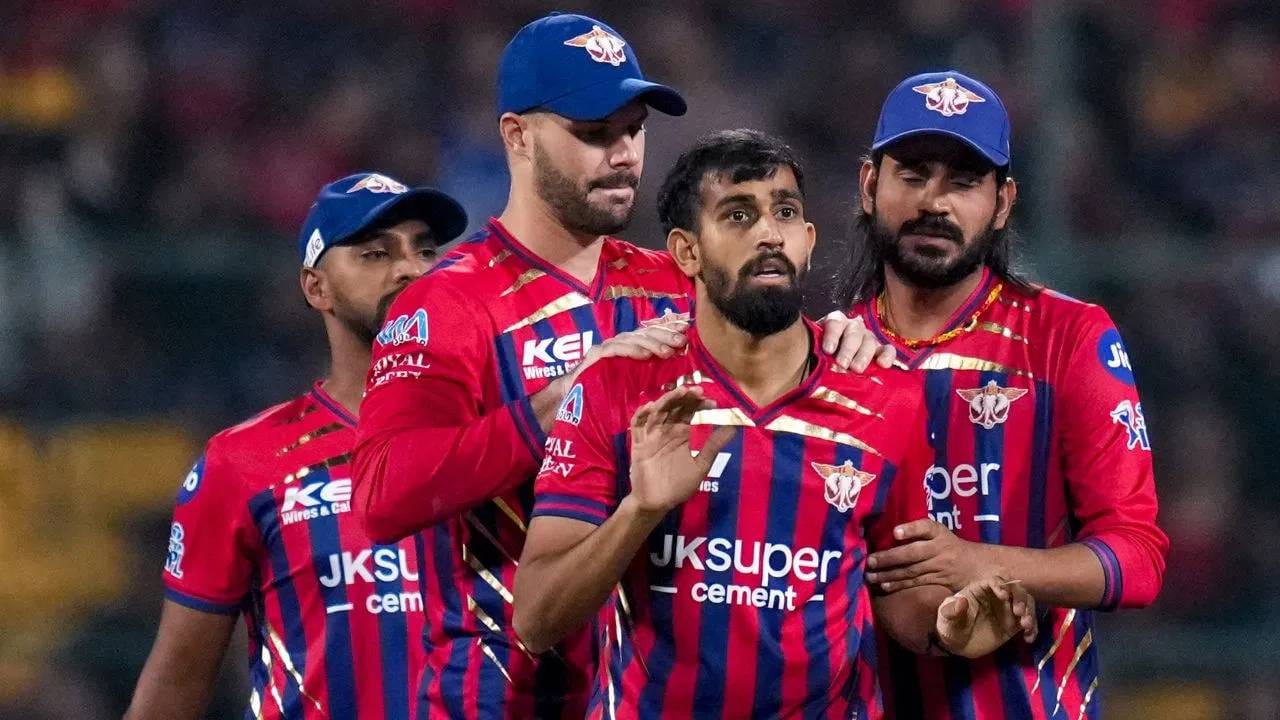 लखनऊ सुपर जायंट्सचा युवा वेगवान गोलंदाज प्रिन्स यादव पर्पल कॅपच्या शर्यतीत सर्वात पुढे निघून गेलाय. राजस्थान रॉयल्स विरूद्धच्या सामन्यात प्रिन्स यादवने कमालीची गोलंदाजी केली. त्याने 4 ओव्हरमध्ये 29 रन्स देऊन 2 विकेट काढल्या.  PTI 