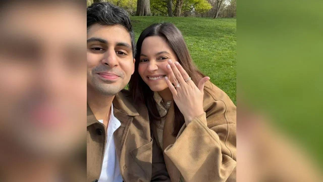 अलीकडेच शाहीनने तिच्या इन्स्टाग्राम अकाऊंटवर ईशानसोबत फोटो शेअर करुन मेसेज लिहिला होता. आम्ही परस्परांना पसंत करण्याच्या बाबतीत जरा जास्तच केलं. या फोटोंमध्ये शाहीनने साखरपुड्याची अंगठी घातल्याचं दिसत आहे. 