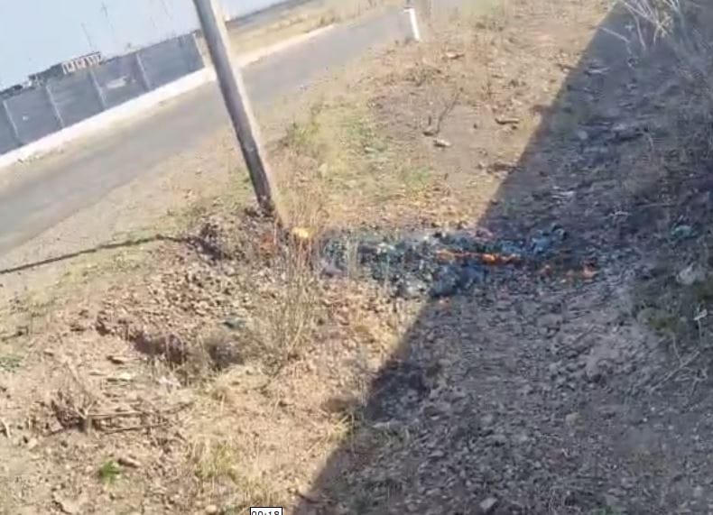 जालन्यातील सामनगाव रोड परिसरात एक खळबळजनक घटना समोर आली आहे. येथे अचानकपणे जमिनीतून ज्वलनशील पदार्थ बाहेर पडत असल्याचे दिसून आले. या घटनेबाबत समजताच नागरिकांमध्ये भीतीचे वातावरण निर्माण झाले आहे. 