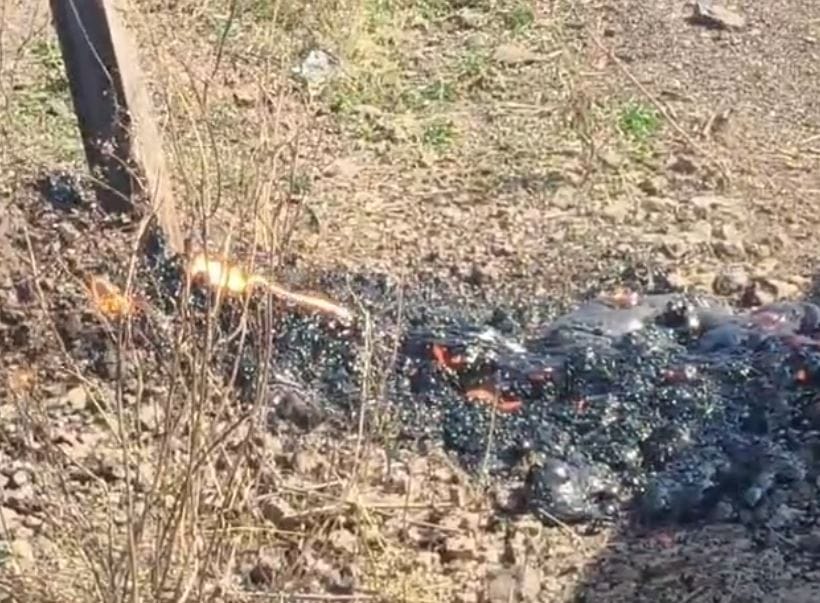 या घटनेचा व्हिडिओ सध्या सोशल मीडियावर मोठ्या प्रमाणात व्हायरल होत असून परिसरात खळबळ उडाली आहे. मिळालेल्या माहितीनुसार, संबंधित ठिकाणी जमिनीतून काळ्या रंगाचा ज्वलनशील पदार्थ अचानक बाहेर फेकले जात जात आहे. हे दृश्य पाहून नागरिकांमध्ये भीती पसरली आहे. 