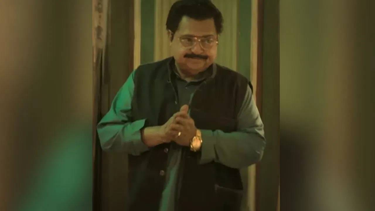 राकेश बेदी यांचं इंडियन सिनेमामध्ये मोठ करिअर आहे. अनेक टीव्ही मालिका, 150 पेक्षा जास्त चित्रपचट, मिडिया रिपोर्ट्सनुसार राकेश बेदी यांची अंदाजित संपत्ती जवळपास 65 ते 70 कोटीच्या घरात आहे. 