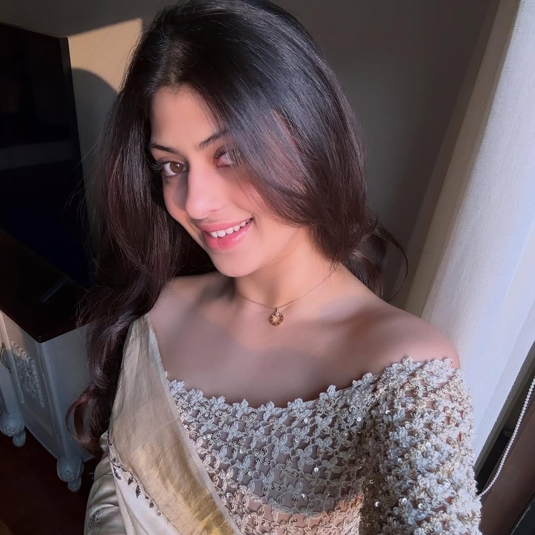 दिवंगत गायिका शा भोसले यांचं कुटुंब लाईमलाईटमध्ये नसतं. पण आशा भोसले यांची नात जनाई भोसले कायम कोणत्या न कोणत्या कारणामुळे चर्चेत असते. सोशल मीडियावर देखील जनाई हिचे अनेक फोटो आणि व्हिडीओ व्हायरल होत असतात.