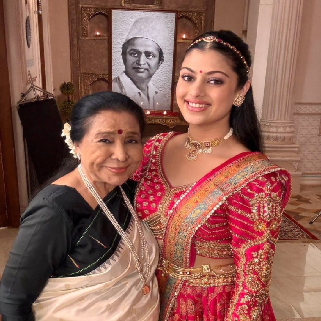 जनाई आजी आशा भोसले यांच्यासोबत देखील कायम फोटो पोस्ट करत असते. पण आशा ताईंच्या निधनानंतर जनाई हिला मोठा धक्का बसला आहे. अनेक मुलाखतींमध्ये देखील जनाई हिने आजीवर असलेलं प्रेम व्यक्त केलं होतं. अनेक कार्यक्रमांमध्ये देखील जनाई आजी सोबतच असायची. 