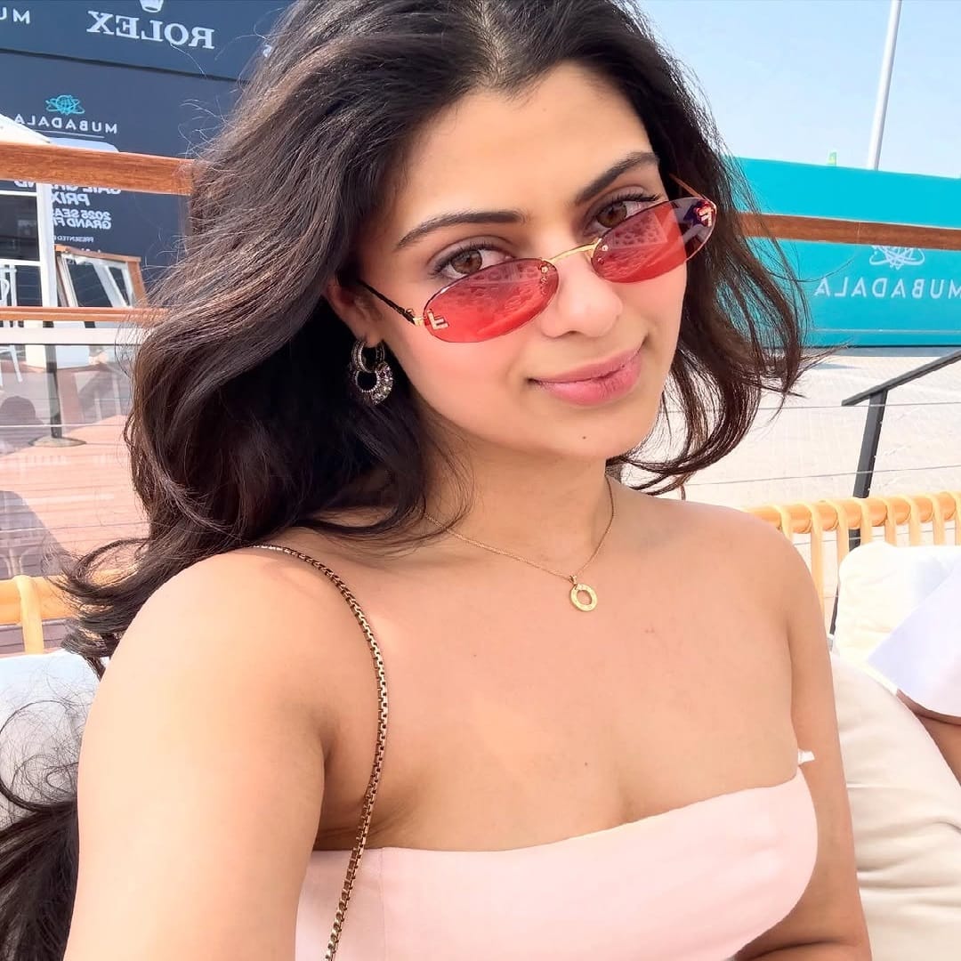 जनाई हिने अद्याप बॉलिवूडमध्ये पदार्पण केलं नाही. पण तिच्या समोर अनेक प्रसिद्ध अभिनेत्री फेल आहेत. एवढंच नाही तर, अनेक जण जनाई हिची तुलना अभिनेत्री ऐश्वर्या राय हिच्यासोबत करत असतात. कोणत्याही लूकमध्ये जनाई प्रचंड सुंदर दिसते. 