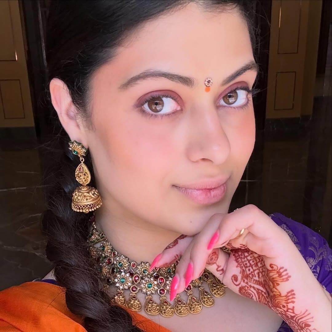 जनाई भोसले लोकप्रिय अभिनेत्री नसली तरी तिच्या चाहत्यांची संख्या फार मोठी आहे. जनाई हिचे फोटो आणि व्हिडीओ सोशल मीडियावर कायम व्हायरल होत असतात. जनाई ही आशा भोसले यांचा मुलगा आनंद भोसले आणि अनुजा यांची मुलगी आहे.