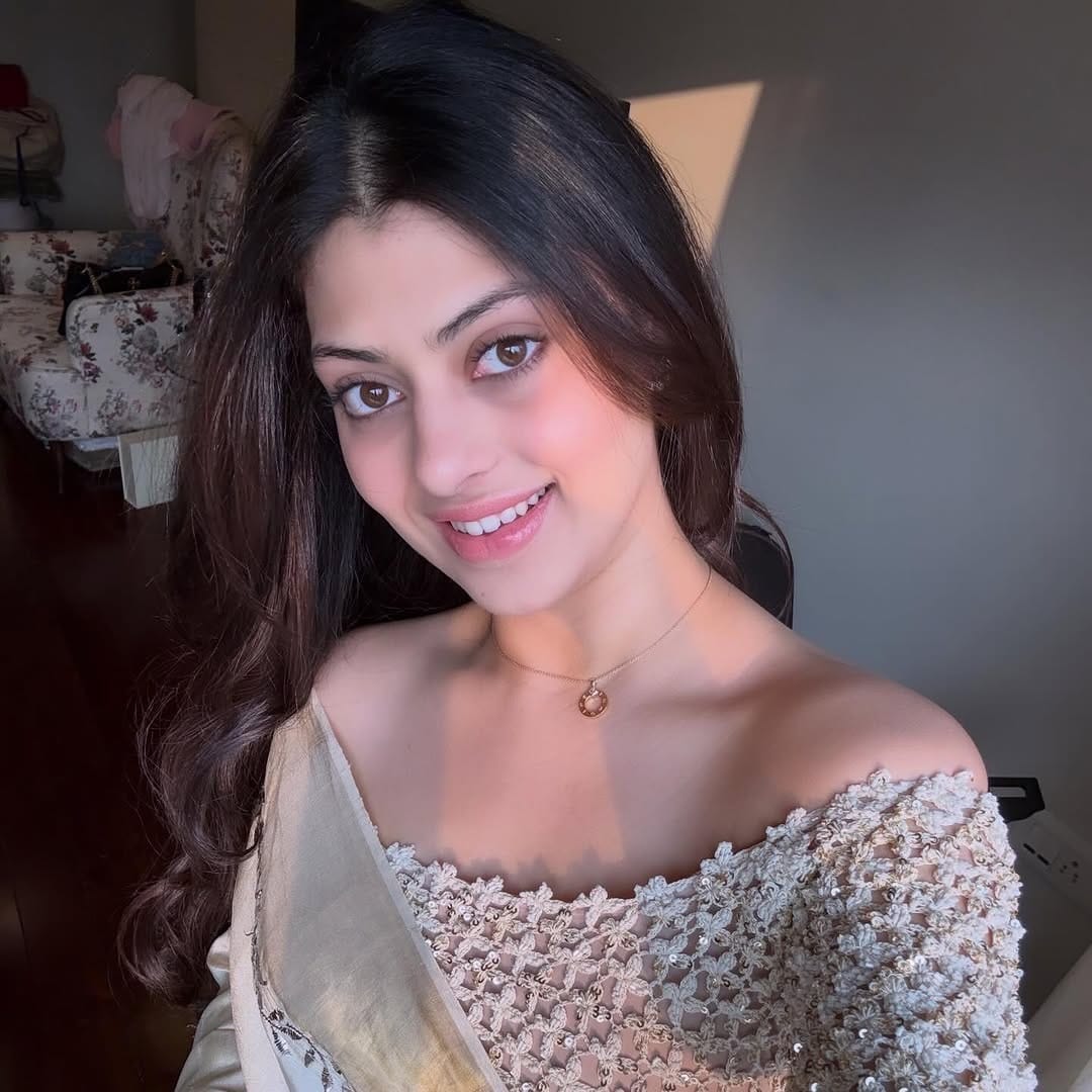 जनाई तिच्या सौंदर्यासोबतच गायनामुळेही चर्चेत असते. सोशल मीडियावर देखील जनाई कायम सक्रिय असते. जनाई हिच्या चाहत्यांची संख्या देखील फार मोठी आहे. चाहत्यांच्या संपर्कात राहण्यासाठी जनाई कायम सोशल मीडियावर स्वतःचे फोटो आणि व्हिडीओ पोस्ट करत असते.  