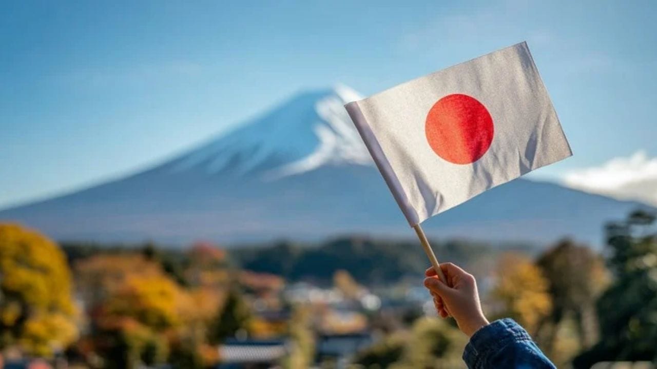 जपान आणि द. कोरिया - या दोन्ही देशात इतिहासावरुन वाद आहेत. जपानने कोरियावर राज्य केले होते. साल १९६५ मध्ये दोन्ही देशातील संबंध सामान्य झाले. अजूनही काही मुद्यांवर मतभेद आहेत. तरीही दोन्ही देशात सहकार्य वाढत आहे.