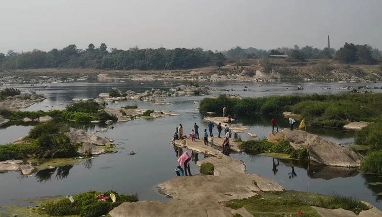नदीच्या आसपास राहणारे लोक नदीतील पात्रातून, वाळूतून छोटे-छोटे सोन्याचे कण शोधून काढतात. म्हणूनच ही नदी प्रसिद्ध आहे. दरम्यान, आता मात्र या नदीत सोन्याचे कण सापडण्याचे प्रमाण खूप कमी झाल्याचे स्थानिक सांगतात..