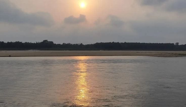 भारतात अनेक नद्या आहेत. यातील काही नद्यांचे पात्र खूप मोठे आहे. तर काही नद्या तुलनेने लहान आहेत. परंतु भारतातील प्रत्येक नदीचे आपले असे वेगळेपण आहे. भारतात अशीच एक अजब-गजब नदी आहे. या नदीत चक्क सोनं सापडतं.