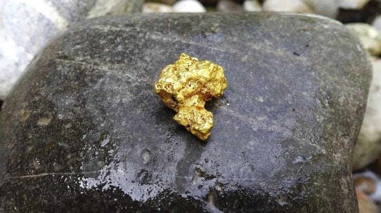 ही नदी झारखंड राज्यात असून तिचे नाव सुवर्णरेखा नदी असे आहे. या नदीमध्ये सोन्याचे कण सापडतात असे म्हटले जाते. अनेक लोक या नदीतून सोन्याचे काण काढतात. त्यातून ते मालामाल झाले असेही सांगितले जाते. या नदीला स्वर्ण नदी असेही म्हटले जाते.