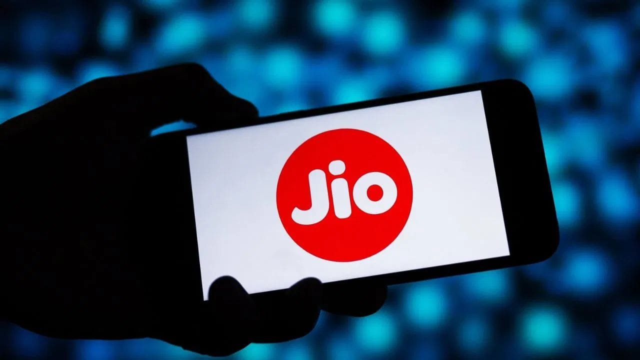 अमर्याद कॉलिंग आणि १,००० एसएमएस सेवा या सोबतच हा प्लान घेणाऱ्यांना इतरही फायदे मिळतात. विशेष म्हणजे या प्लान सोबत जिओ आपल्याय युजरना जिओ टीव्ही आणि जिओ क्लाऊड या दोन्हींचे मोफत सबस्क्रिप्शन देते.