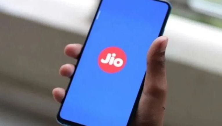 या रिचार्ज प्लॅनमध्ये युजर्सना 42 जीबीचा डेटा मिळेल. तसेच या रिचार्ज प्लॅनमध्ये अनलिमिटेड कॉलिंगचीही सुविधा देण्यात आलेली आहे. या रिचार्ज प्लॅनमध्ये जिओ कंपनीकडून आपल्या ग्राहकांना 5 हजार जीबीपर्यंत क्लाऊड स्टोअरेजही दिले जाणार आहे. 