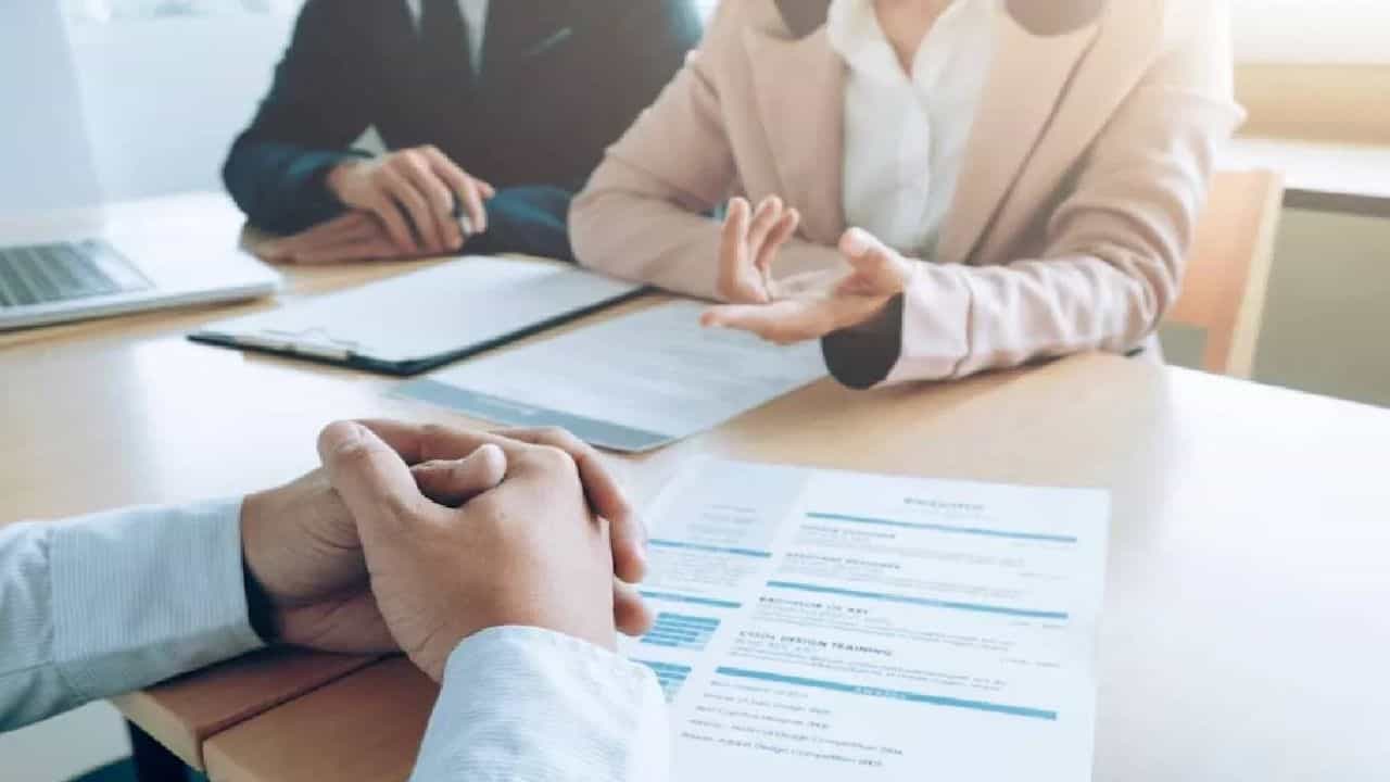 नोकरीसाठी मुलाखतीला जात आहात? मग करा वास्तुशास्त्रात सांगितलेला हा सोपा उपाय, यश तुमचंच