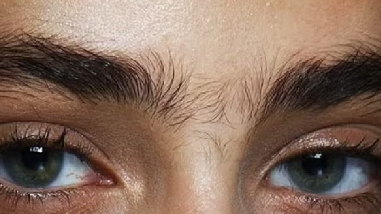 ज्यांच्या भुवया एकमेकांना जोडलेल्या असतात, अशा व्यक्ती आत्मविश्वासाने भरलेल्या असतात असा समज आहे. त्या आपल्या क्षमतांवर विश्वास ठेवतात आणि कोणतेही काम धाडसाने हाताळतात.