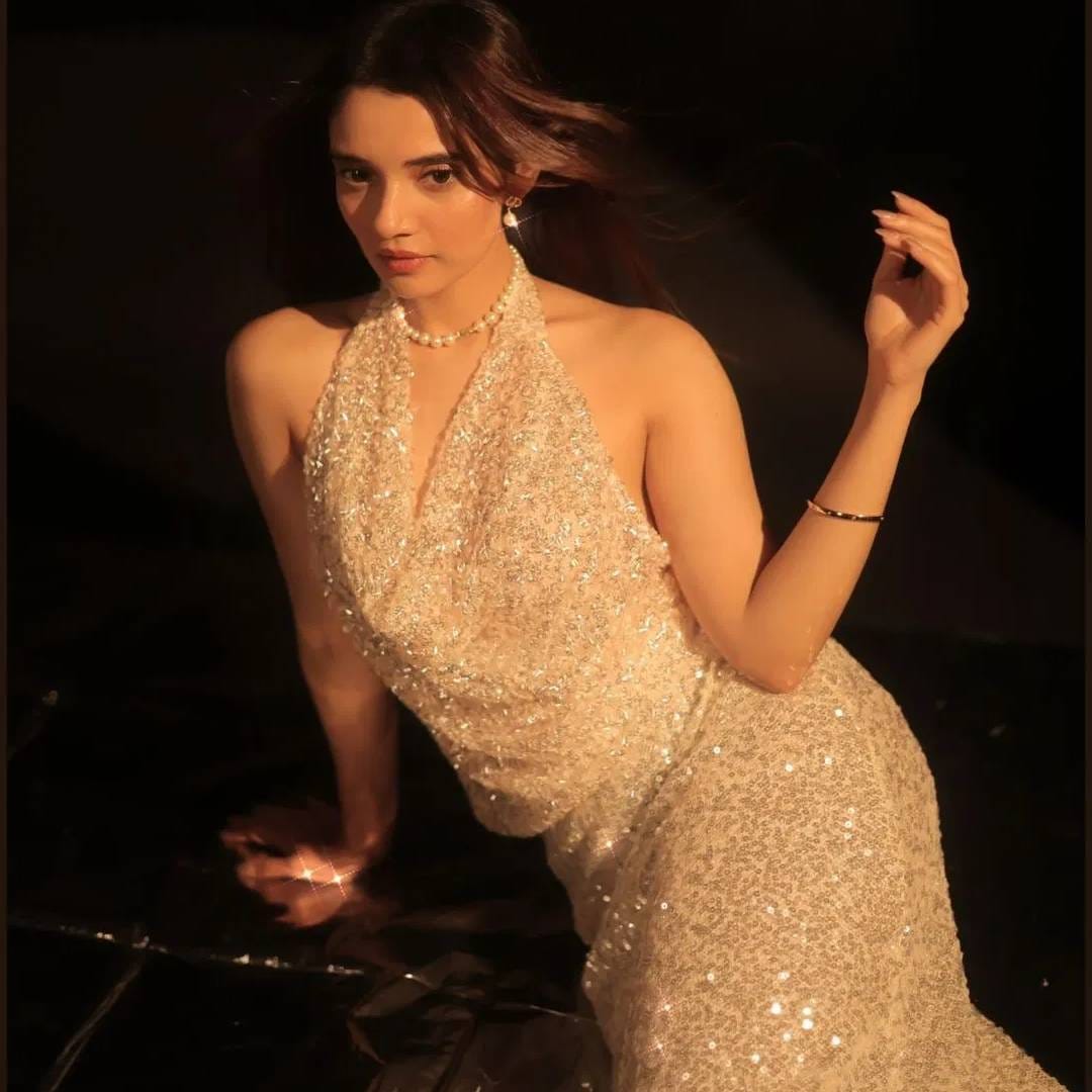 या डेजलिंग डिटेलिंग सीक्विन गाउनमध्ये जूही भट्ट  ग्लॅमरस अंदाजात दिसतेय.  काउल नेकलाइन या ड्रेसचा फोकस पॉइंट आहे तर पर्ल नेकपीस आणि ड्रॉप ईयररिंग तिच्या लुकला हाय फॅशन अपील देते  (Image:juhi.bhatt/insta)