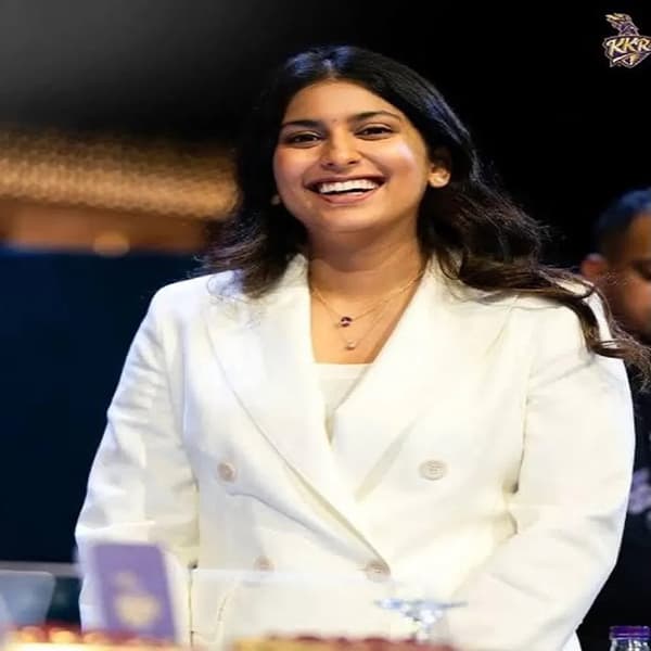 जुही चावला हिच्या लेकीचं नाव जान्हवी मेहता असं आहे. जान्हवी देखील प्रसिद्ध स्टारकिड आहे. पण जान्हवी इतर सेलिब्रिटींच्या मुलांप्रमाणे लाईमलाईटमध्ये नसते. जुही कायम मुलांसोबत फोटो आणि व्हिडीओ सोशल मीडियावर पोस्ट करत असते.