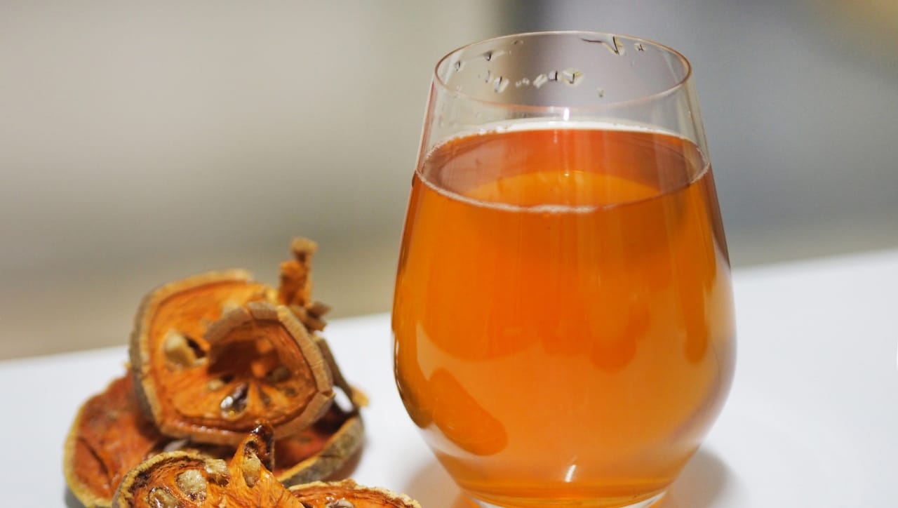 उन्हाळ्याच्या दिवसात बेल फळाचे सरबत अत्यंत गुणकारी ठरते. हे पोटाचे विकार दूर ठेवते. तसेच शरीरातील पाण्याचे प्रमाण संतुलित राखण्यास मदत करते.