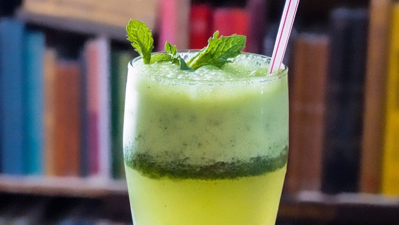 यासोबतच नैसर्गिक थंडावा देणारे वाळ्याचे सरबत किंवा गुलकंदाचे सरबत घेतल्याने शरीराचे तापमान नियंत्रित राहते. तसेच उन्हामुळे होणारी जळजळ कमी होते.