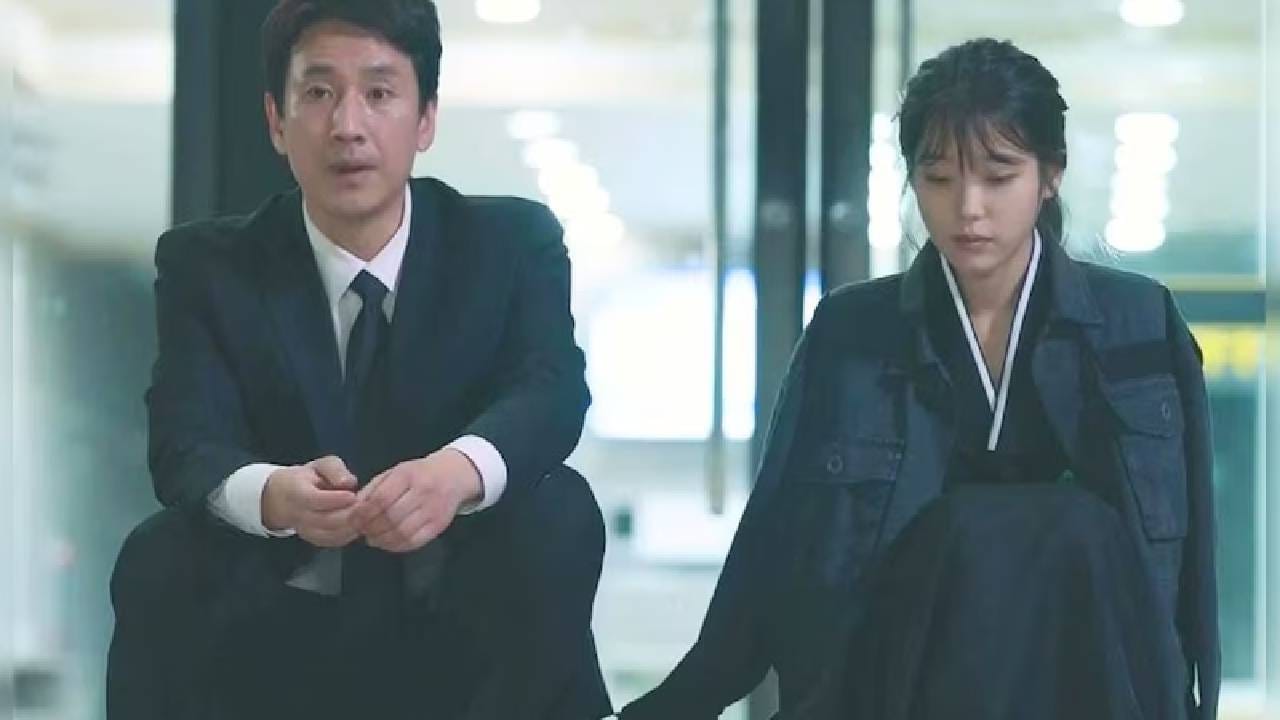 वादाचा भाग बनल्यानंतरही या सीरीजने के-ड्रामा इतिहासातील अनेक जुने रेकॉर्ड्स तोडले आणि प्रचंड यश मिळवले. 9.0 IMDb रेटिंगसह ओटीटीवर राज करणाऱ्या या सीरीजचे नाव आहे ‘माय मिस्टर’ (My Mister). हा के-ड्रामा सुरुवातीला थोडा कंटाळवाणा आणि डार्क वाटू शकतो, पण जसे जसे कथानक पुढे सरकते, तसे नवीन ट्विस्ट आणि टर्न्स पाहायला मिळतात.