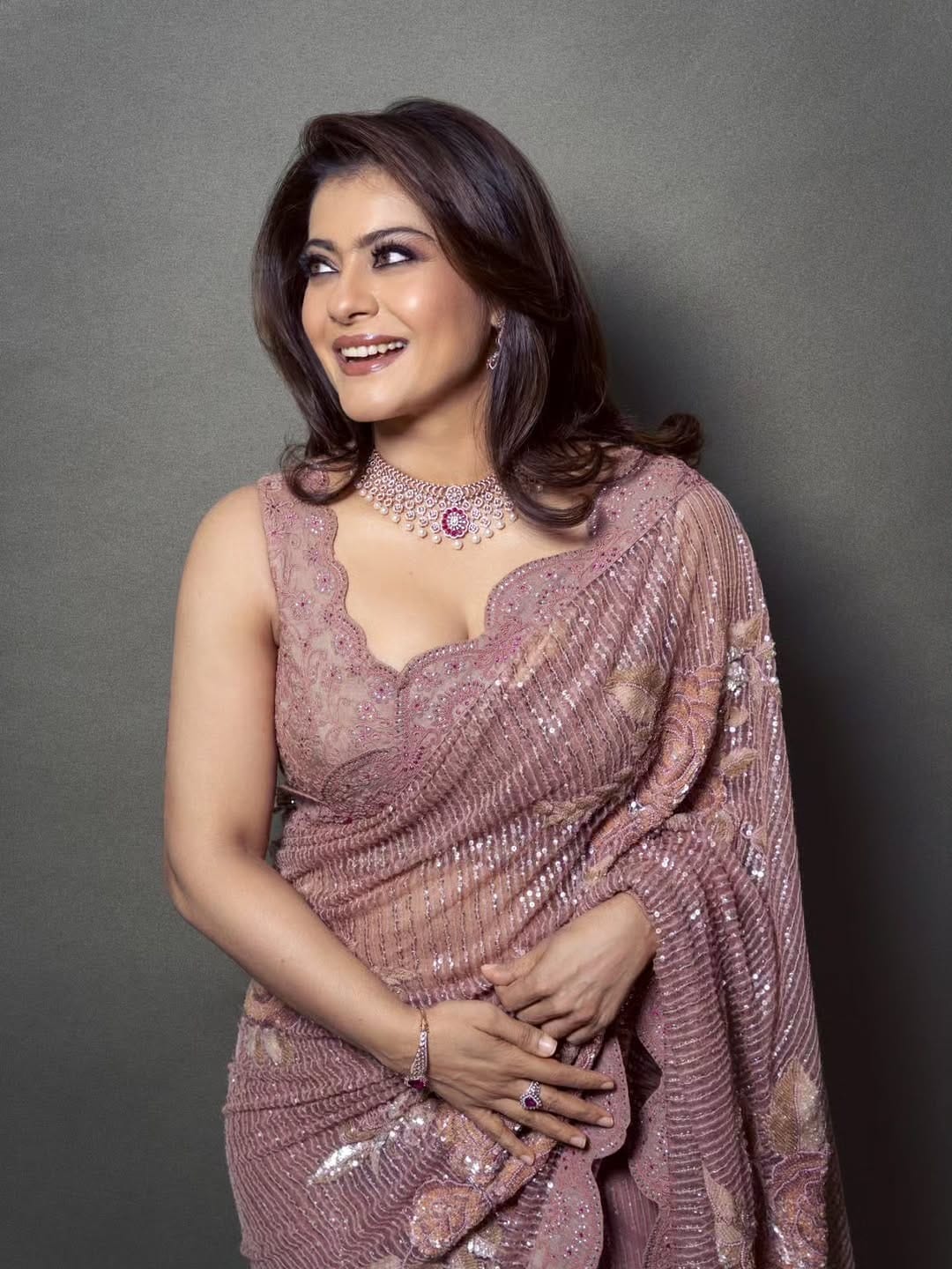 अभिनेत्री काजोल हिच्याबद्दल सांगायचं झालं तर, अभिनेत्री काजोल आज मोठ्या पडद्यावर सक्रिय नसली तरी, कायम कोणत्या न कोणत्या कारणामुळे चर्चे असते. आजही काजोल हिची क्रेझ चाहत्यांमध्ये कायम आहे.