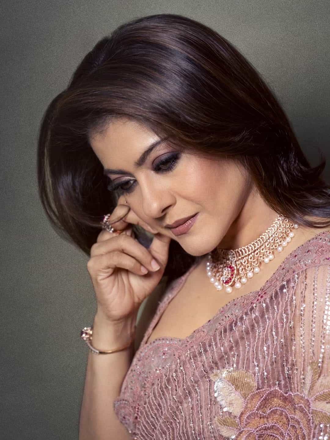 अभिनेत्री काजोल आता बॉलिवूडपासून दूर असली, चाहत्यांमध्ये कायम चर्चेत असते. आता देखील काजोल काही फोटोंमुळे चर्चेत आली आहे. अनेक सिनेमामध्ये दमदार भूमिका बजावत काजोल हिने चाहत्यांच्या मनावर राज्य केलं.