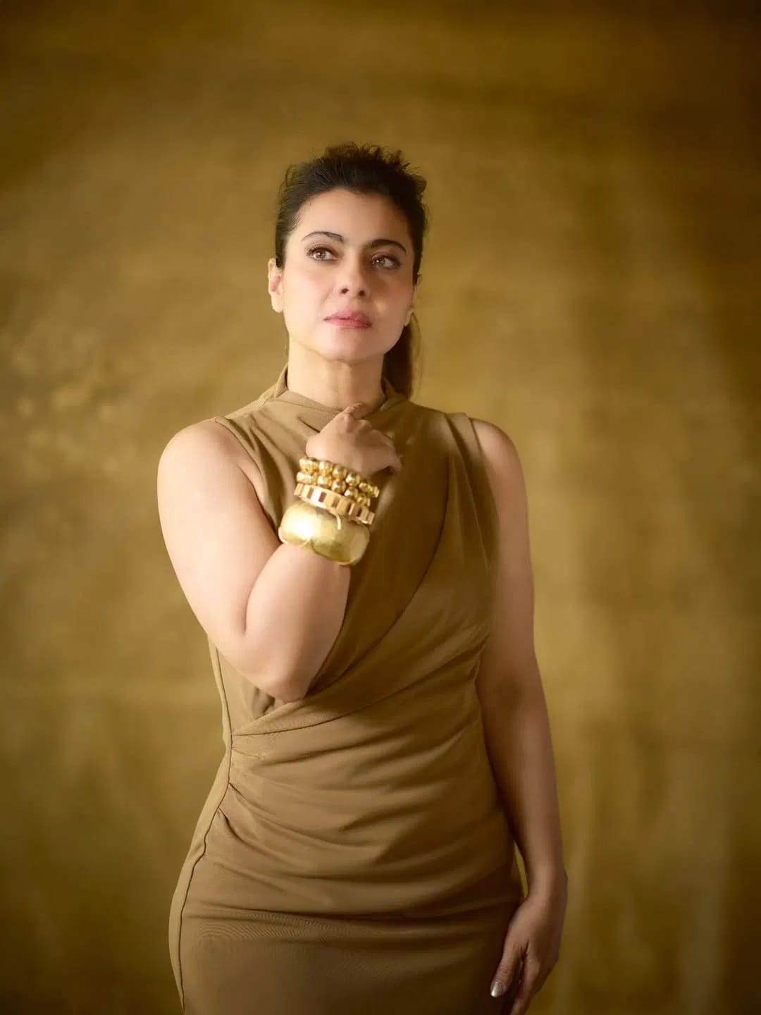 काजोल सोशल मीडियावर कायम सक्रिय असते. सोशल मीडियावर तिच्या चाहत्यांची संख्या देखील फार मोठी आहे. चाहत्यांच्या संपर्कात राहण्यासाठी अभिनेत्री कायम स्वतःचे फोटो आणि व्हिडीओ सोशल मीडियावर पोस्ट करत असते.