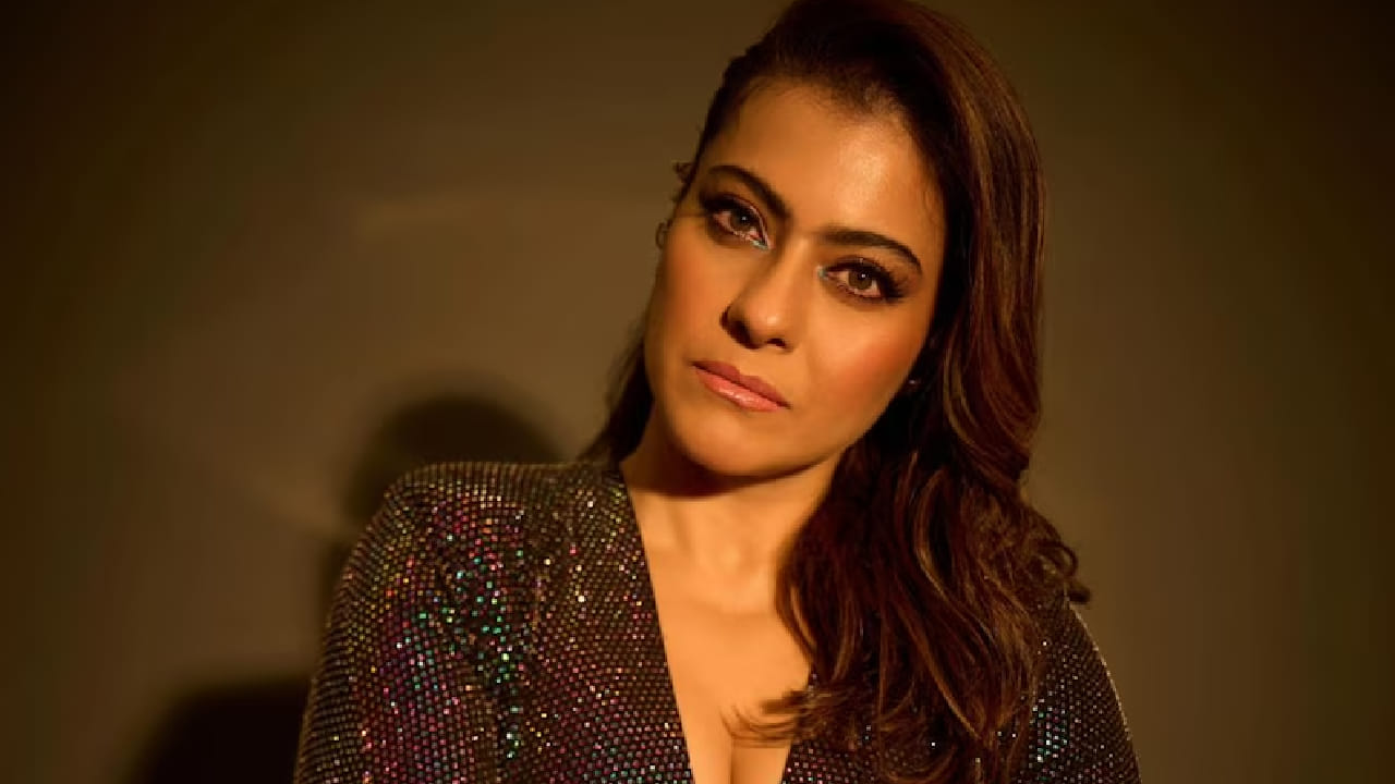 90 च्या दशकातील लोकप्रिय अभिनेत्री काजोल अनेक वर्षांपासून इंडस्ट्रीत सक्रिय आहे. भरपूर पैसा असूनही ती फार कमी प्रमाणात खर्च करते. करण जौहरच्या शोमध्ये काजोलने स्वतः कबूल केले होते की, ती खर्च करताना खूप विचार करते. यामुळे करण जौहर तिला मजेत ‘कंजूस’ म्हणतो.