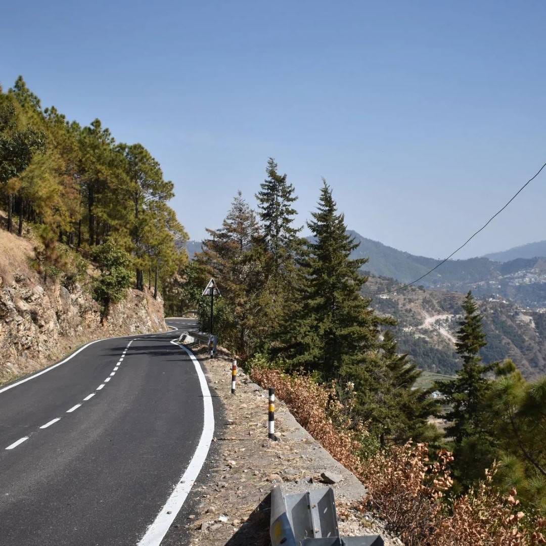 दिल्लीवरुन कनाताल जाणं सुद्धा बेस्ट आहे. कारण मसुरीत थोडी गर्दी मिळते. कनाताल मध्ये कॅम्पिंग साइट्स आहेत. डोंगर रांगांची शांतता मनाचा तणाव लगेच दूर करते. कनातालच वैशिष्ट्य हे आहे की, याला उत्तराखंडमधील लपलेली जागा बोलतात.