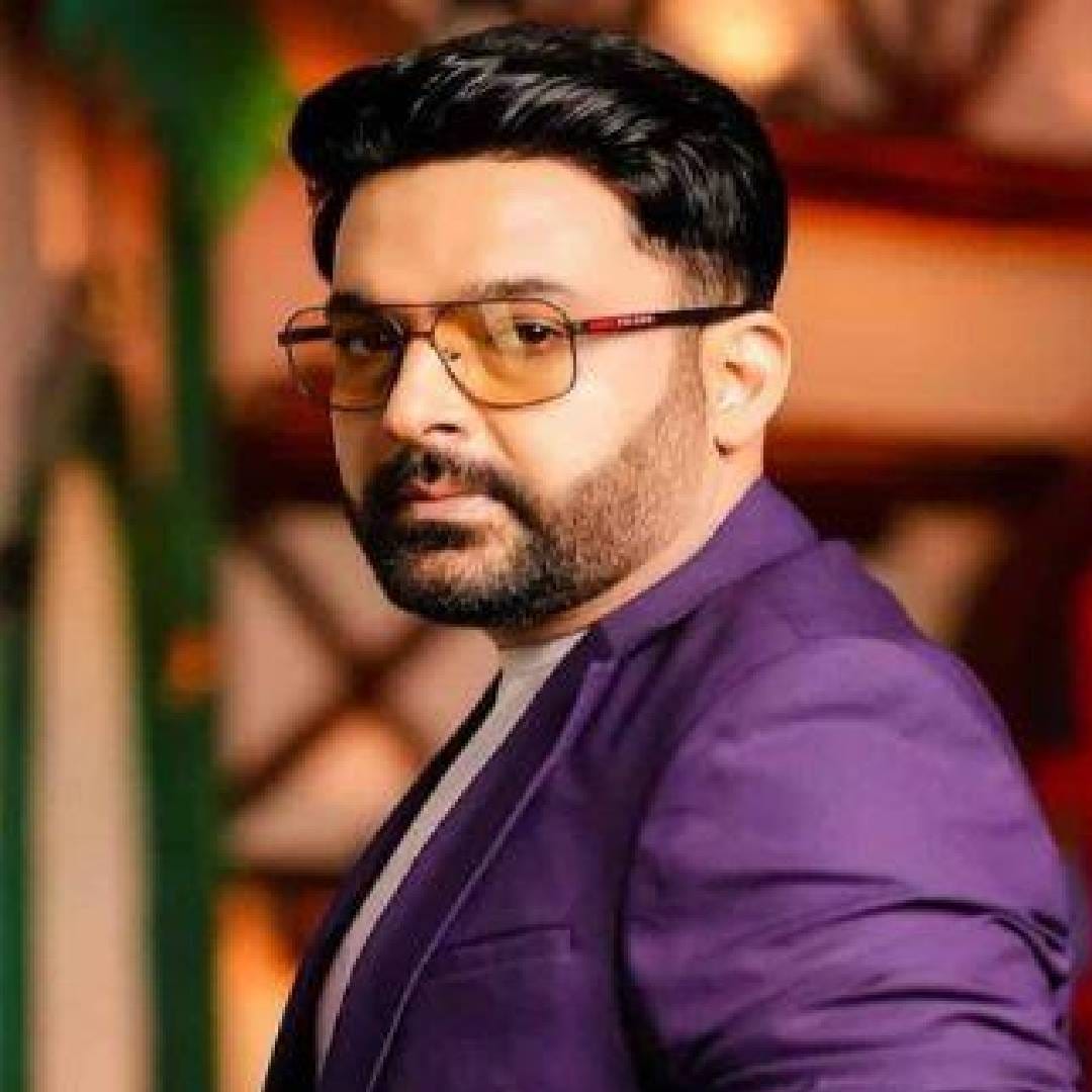 "तुझे हिरो जे तुझ्यासोबत ऑनस्क्रीन रोमान्स करतात, ते घाबरून जात नाहीत का", असा सवाल कपिल कंगनाला करतो. त्यावर ती तिच्याच अंदाजात उत्तर देते. "त्यांची नियत साफ असते, ते तुझ्यासारखा विचार करत नाहीत", असं म्हणत कंगनाने कपिलची बोलतीच बंद केली होती. यानंतर तो लगेच विषय बदलून कंगनाला खुर्चीवर बसायला सांगतो. 
