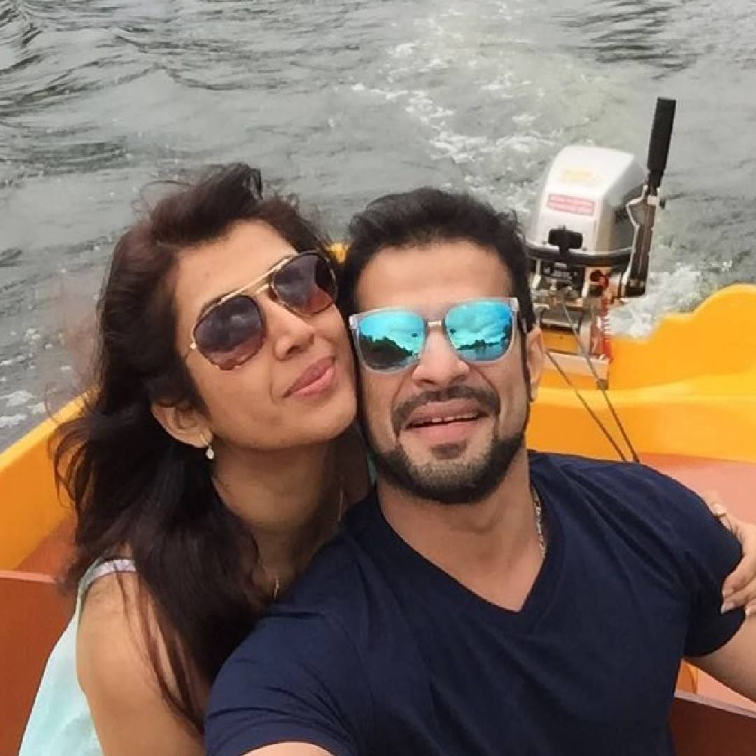 दारुच्या व्यसनामुळे करण टीव्ही इंडस्ट्रीपासून लांब गेल्याचं म्हटलं जातं. अशातच त्याच्या खासगी आयुष्याबद्दलही सोशल मीडियावर विविध चर्चा होत आहेत. लग्नाच्या 11 वर्षांनंतर करण आणि त्याची पत्नी अंकिता भार्गव घटस्फोट घेत असल्याची ही चर्चा आहे.