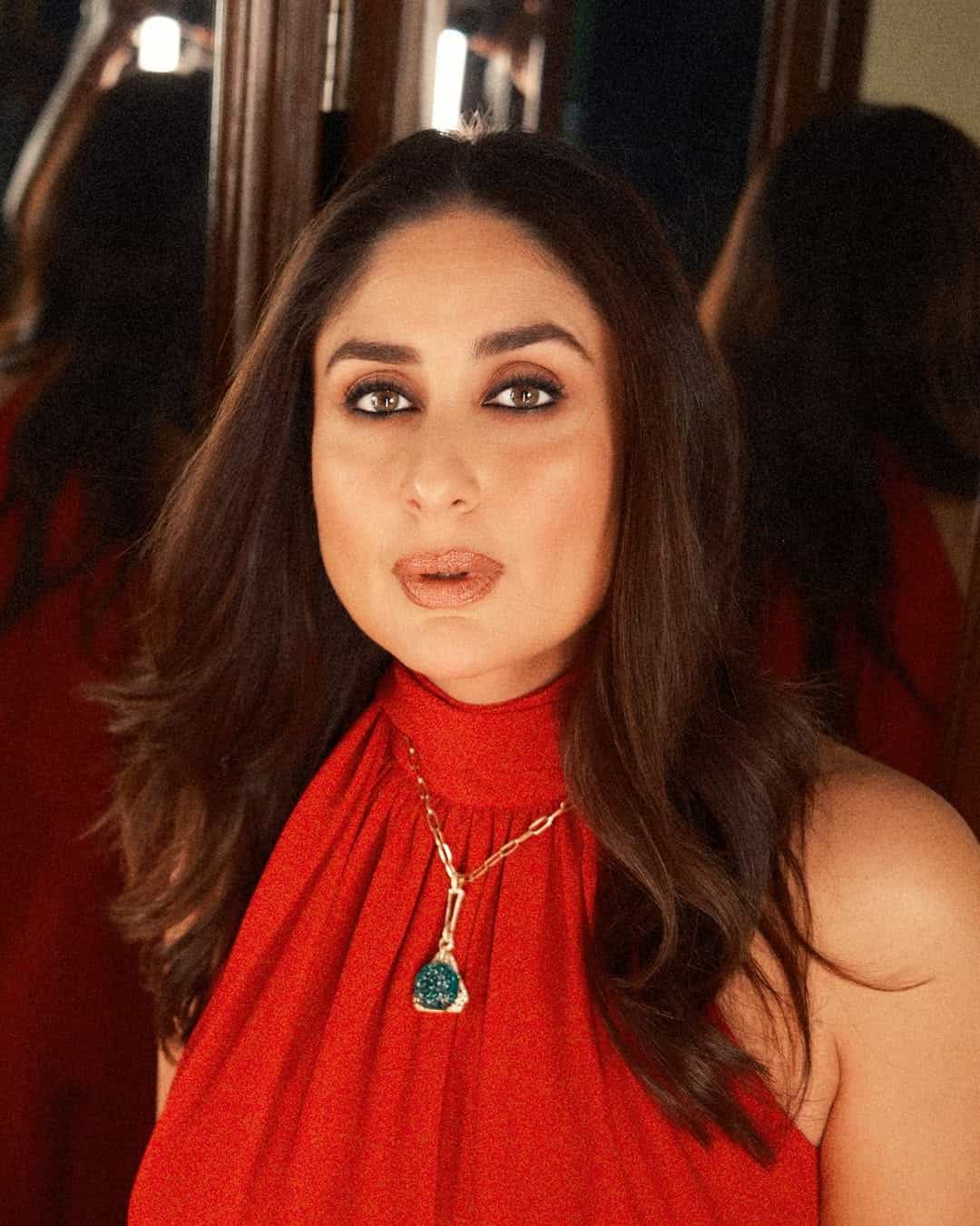 आता देखील अभिनेत्री करीना कपूर मोठ्या पडद्यावर सक्रिय आहे. सध्या करीना तिच्या कोणत्या सिनेमामुळे नाही तर, लूकमुळे चर्चेत आली आहे. करीना हिचे काही फोटो सध्या सोशल मीडियावर तुफान व्हायरल होत आहे.