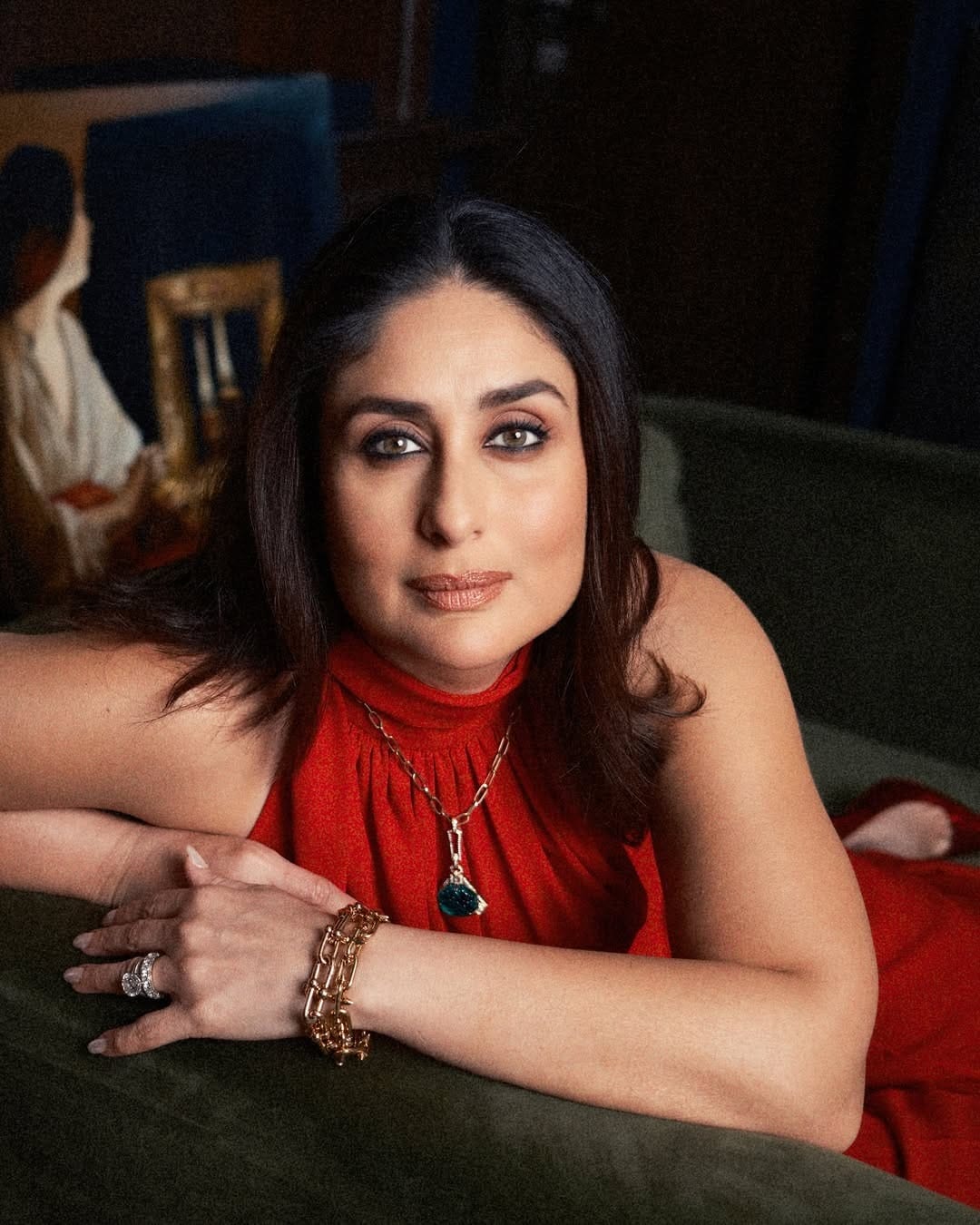 लाल ड्रेसमध्ये अभिनेत्रीने हटके फोटोशूट केलं आहे. चाहत्यांना देखील अभिनेत्रीचा हटके लूक प्रचंड आवडला आहे. करीना तिच्या सौंदर्यामुळे आणि रॉयल अंदाजामुळे चर्चेत आली आहे. वयाच्या 45 व्या वर्षी देखील अभिनेत्रीचा ग्लॅमर कमी झालेला नाही. 