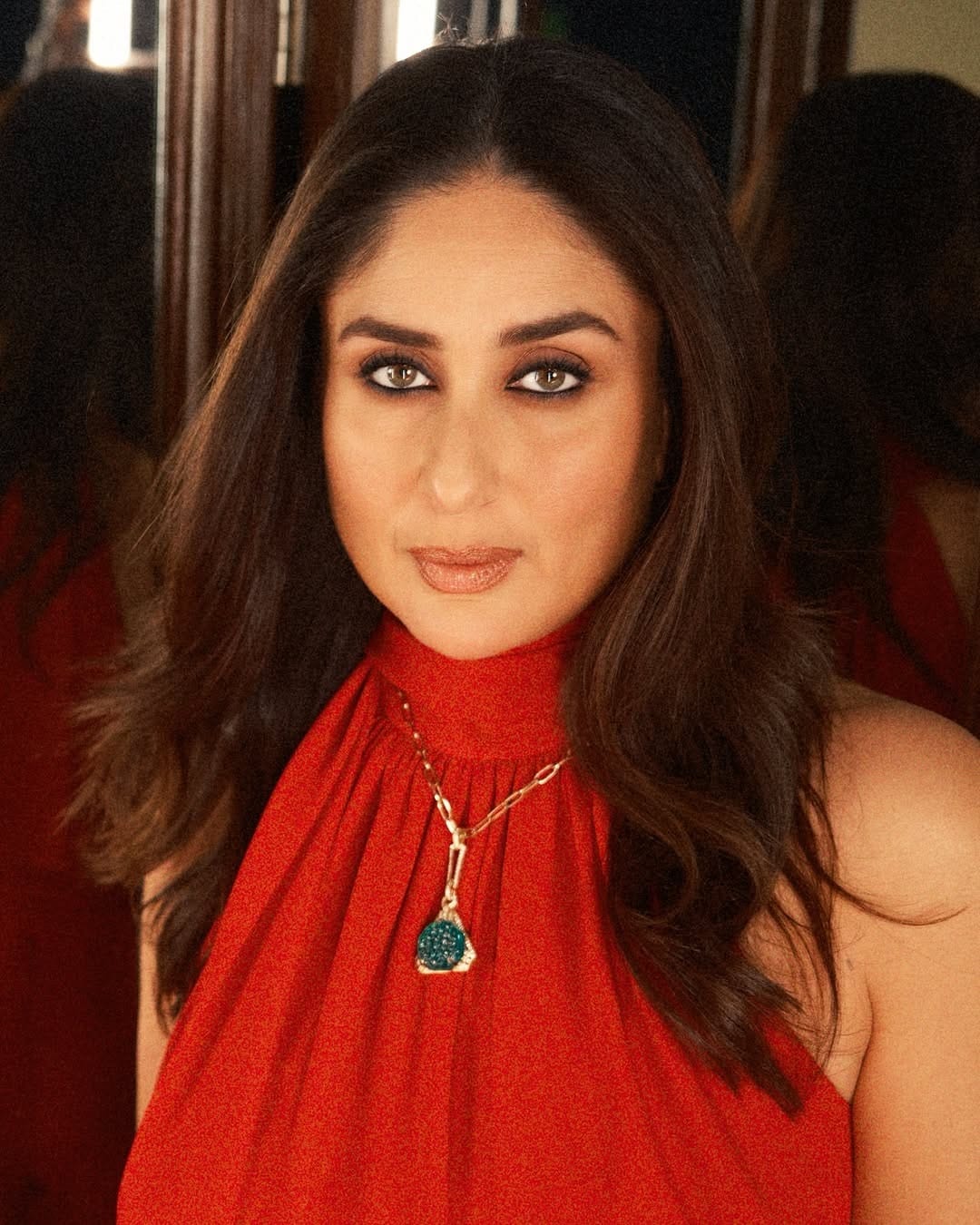 अभिनेत्री खासगी आणि प्रोफेशनल आयुष्यामुळे चर्चेत असते. अभिनेता सैफ अली खान याच्यासोबत असलेल्या नात्यामुळे देखील अभिनेत्री चर्चेत असते. कुटुंबासोबत देखील अभिनेत्री कायम फोटो पोस्ट करत असते.