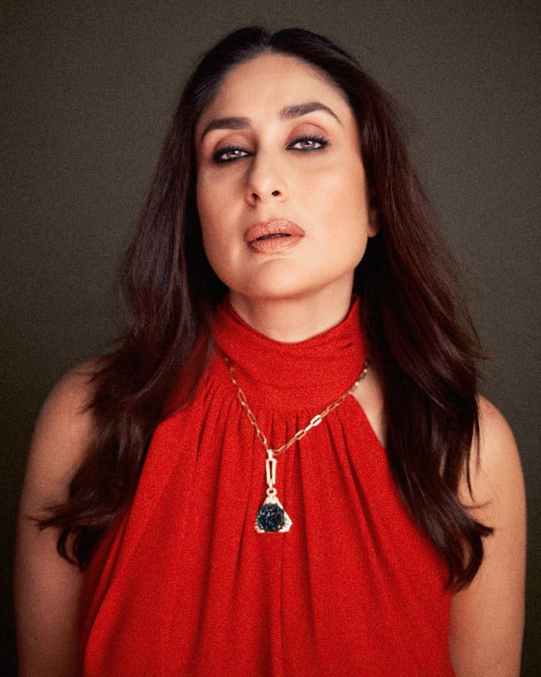 सोशल मीडियावर देखील करीना कायम  चर्चेत असते. सोशल मीडियावर तिच्या चाहत्यांची संख्या देखील फार मोठी आहे. चाहत्यांच्या संपर्कात राहण्यासाठी अभिनेत्री कायम स्वतःचे फोटो आणि व्हिडीओ सोशल मीडियावर पोस्ट करत असते. चाहत्यांना देखील करीनाचा प्रत्येक लूक प्रचंड आवडतो. 