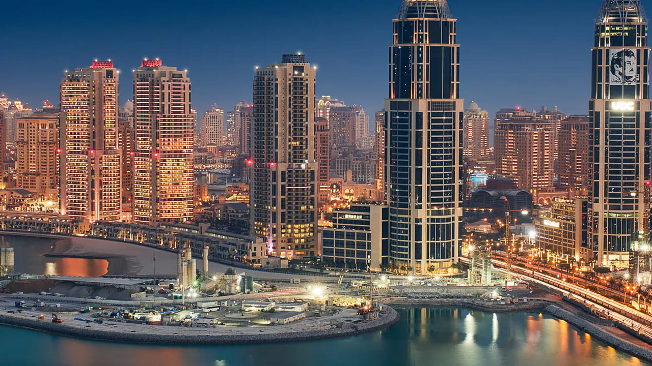 कतार हा श्रीमंत आणि आधुनिक देश वाळवंटी असल्याने येथे नैसर्गिक हिरवळ खूपच कमी आहे. कमी पर्जन्यमानामुळे झाडे वाढणे कठीण होते. तरीही सरकार कृत्रिम जंगल उभारण्याचे प्रयत्न करत आहे.