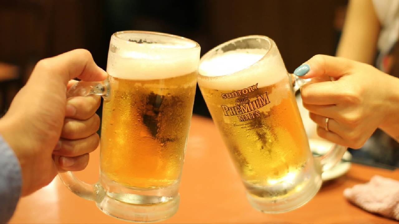 बिअरचा हा बँड जगात भारी, एक बॉटल खूपच स्वस्त; किंमत फक्त…