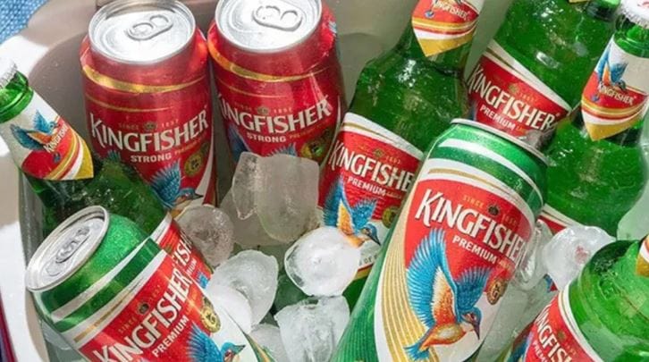 या बिअरचे नाव किंगफिशर असे आहे. Kingfisher Premier Lager Beer ची 500 मिलीची एक बॉटल फक्त 145 रुपयांना मिळते. म्हणूनच तरुणांपासून ते वयोवृद्धांपर्यंत ही बिअर सर्वांनाच आवडते. खिशाला परवडणारा असल्याने हा ब्रँड लोकांच्या पसंतीचा आहे. 