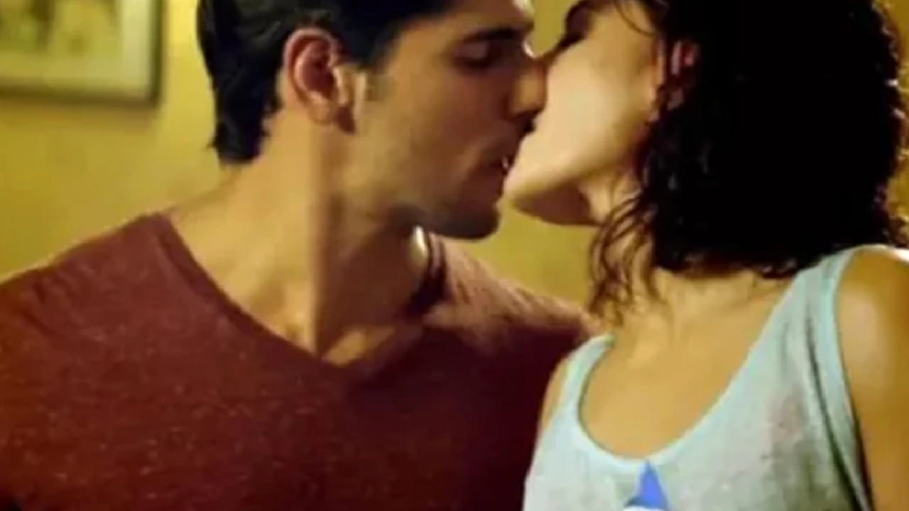 काही वेळा मात्र कलाकार भावनांमध्ये इतके गुंतून जातात की, रील आणि रिअल यातील सीमारेषाच ओलांडतात. अशाच काही घटनांनी बॉलिवूडमध्ये अनेकदा चर्चेला उधाण आले आहे, जिथे रोमँटिक सीनदरम्यान कलाकारांनी मर्यादा ओलांडली होती. 