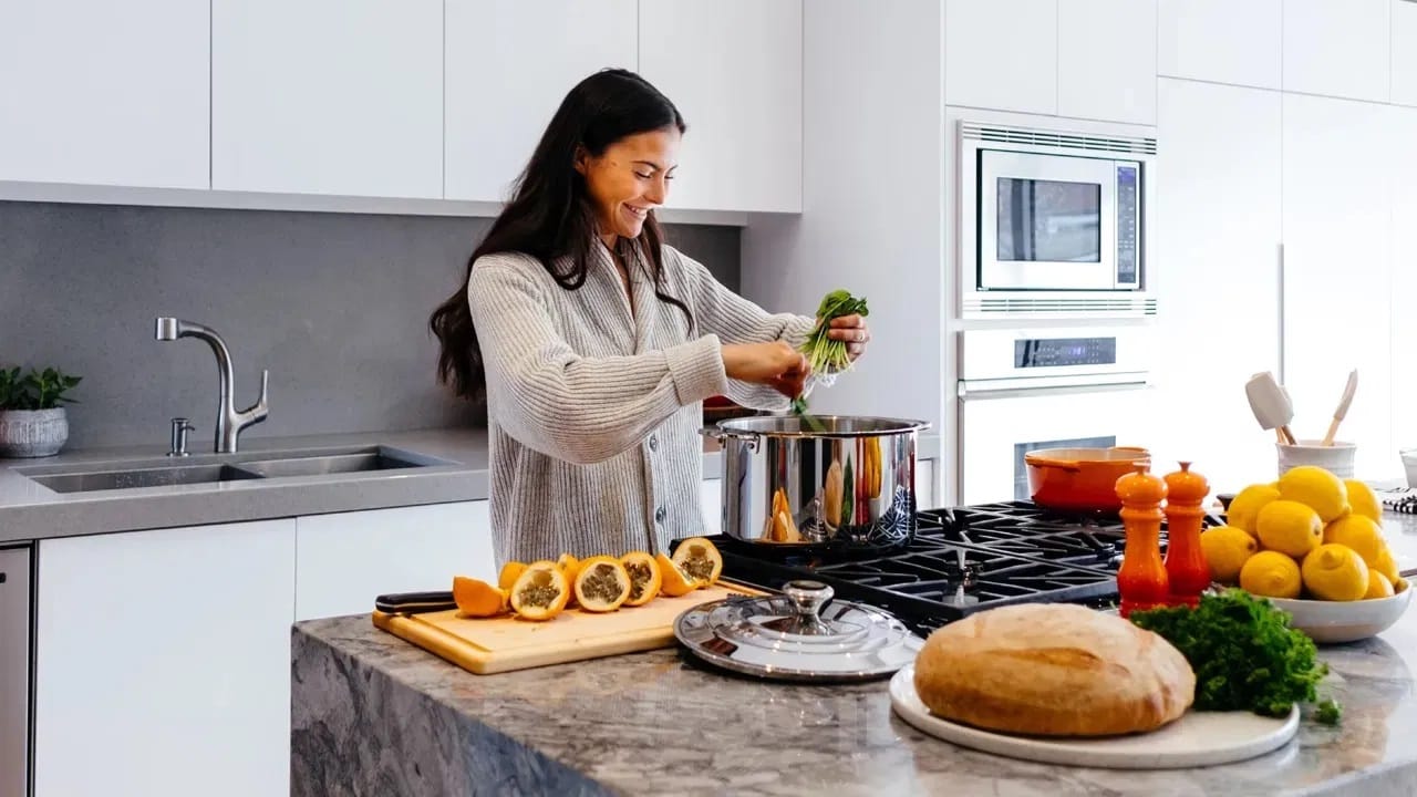 ‘या’ सोप्या टीप्सने किचनमधील कामे झटपट होतील पूर्ण, तुमचं काम होईल सहज