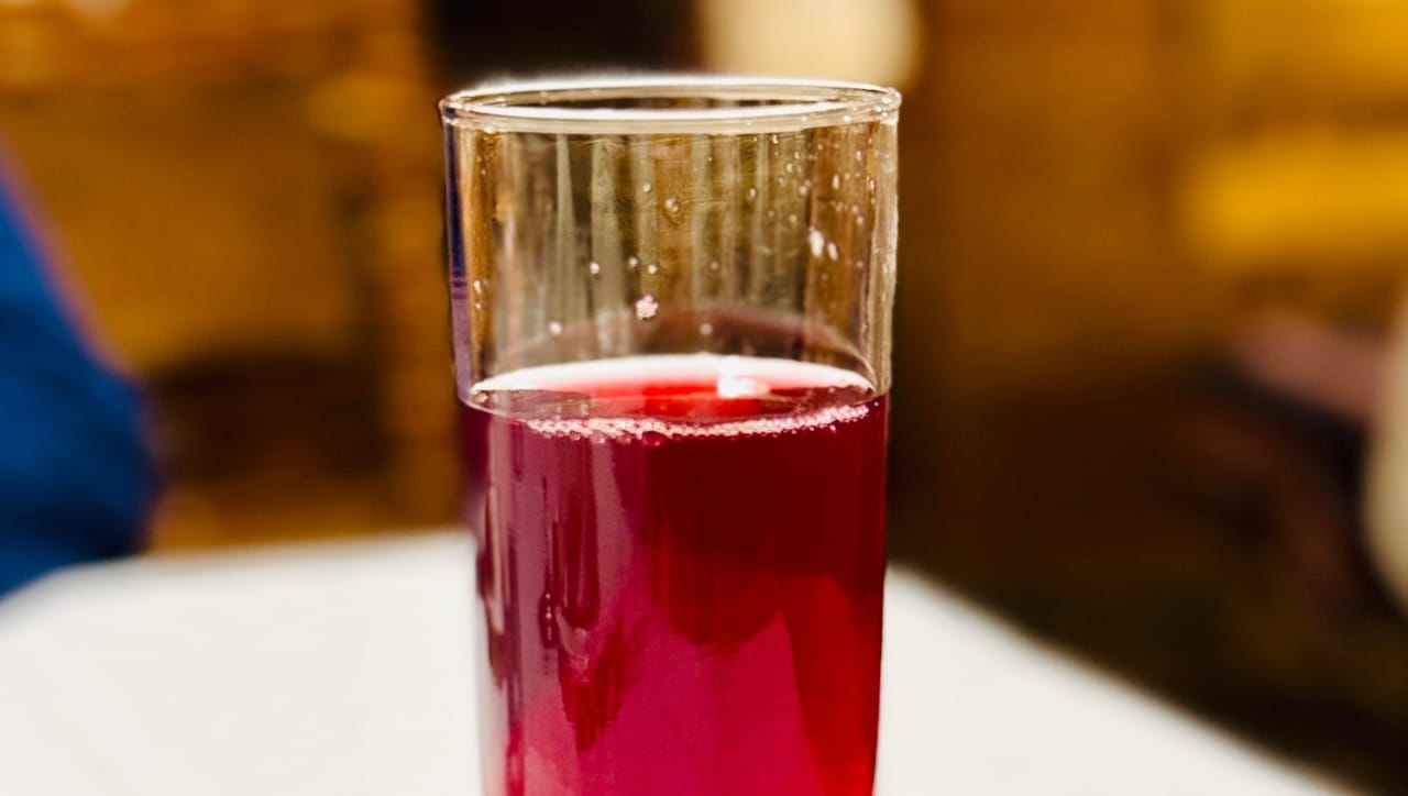 कोकणची ओळख असलेले कोकम सरबत पित्तशामक आणि शरीरातील उष्णता शोषून घेणारे आहे. तसेच, कच्च्या कैरीचे पन्हे उन्हाळ्यात उन्हापासून संरक्षण करण्यासाठी रामबाण उपाय मानले जाते.