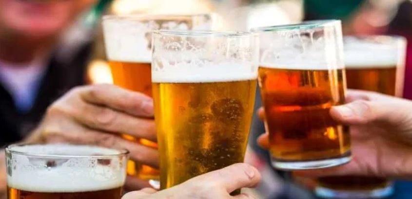 परंतु बिअरचेही अनेक प्रकार आहेत. एल्स बिअर, विट बिअर, आयपीए बिअर, स्काऊट बिअर असे बिअरचे काही प्रकार आहेत. परंतु या सर्व बिअरमध्ये मद्यप्रेमींना लेगर बिअर सर्वाधिक आवडते. या बिअरचे वैशिष्ट्य काय ते जाणून घेऊ या.. 