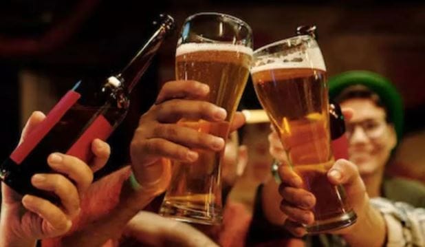 लेगर बिअरमध्ये किंगफिशर ही बिअर सर्वाधिक लोकप्रिय आहे. ही बिअर हलकी आणि पचण्यायोग्य असते. या बिअरमध्ये अल्कोहोलचे प्रमाणही कमी असते. त्यामुळे मद्यप्रेमी याच बिअरला जास्त पसंती देतात. विशेष म्हणजे ही बिअर जास्त महागही नसते. 