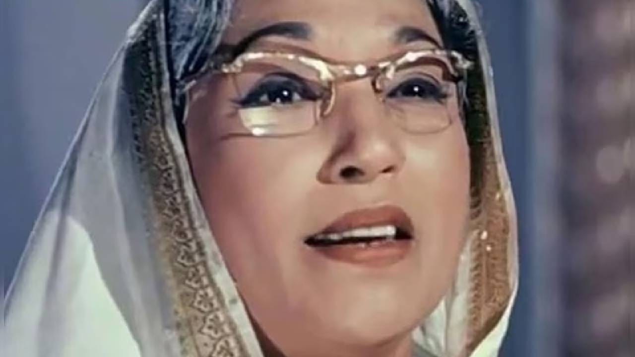 ललिता पवार यांचा जन्म १८ एप्रिल १९१६ रोजी नाशिक जिल्ह्यातील योला या छोट्या कसब्यात झाला. त्यांचे खरे नाव अंबा लक्ष्मणराव शगुन होते. त्यांचे वडील लक्ष्मणराव शगुन रेशीम आणि कापूस यांचे मोठे व्यापारी होते. फक्त ९ वर्षांच्या वयात त्यांनी एका मूक चित्रपटात बालकलाकार म्हणून काम केले आणि पहिल्या चित्रपटासाठी त्यांना केवळ १८ रुपये मिळाले होते. खास गोष्ट म्हणजे त्या काळात मुलींना शाळेत पाठवणे सामान्य नव्हते, तरीही त्यांच्या वडिलांनी घरीच उर्दू-हिंदी शिक्षक आणि शास्त्रीय संगीताची व्यवस्था केली होती.