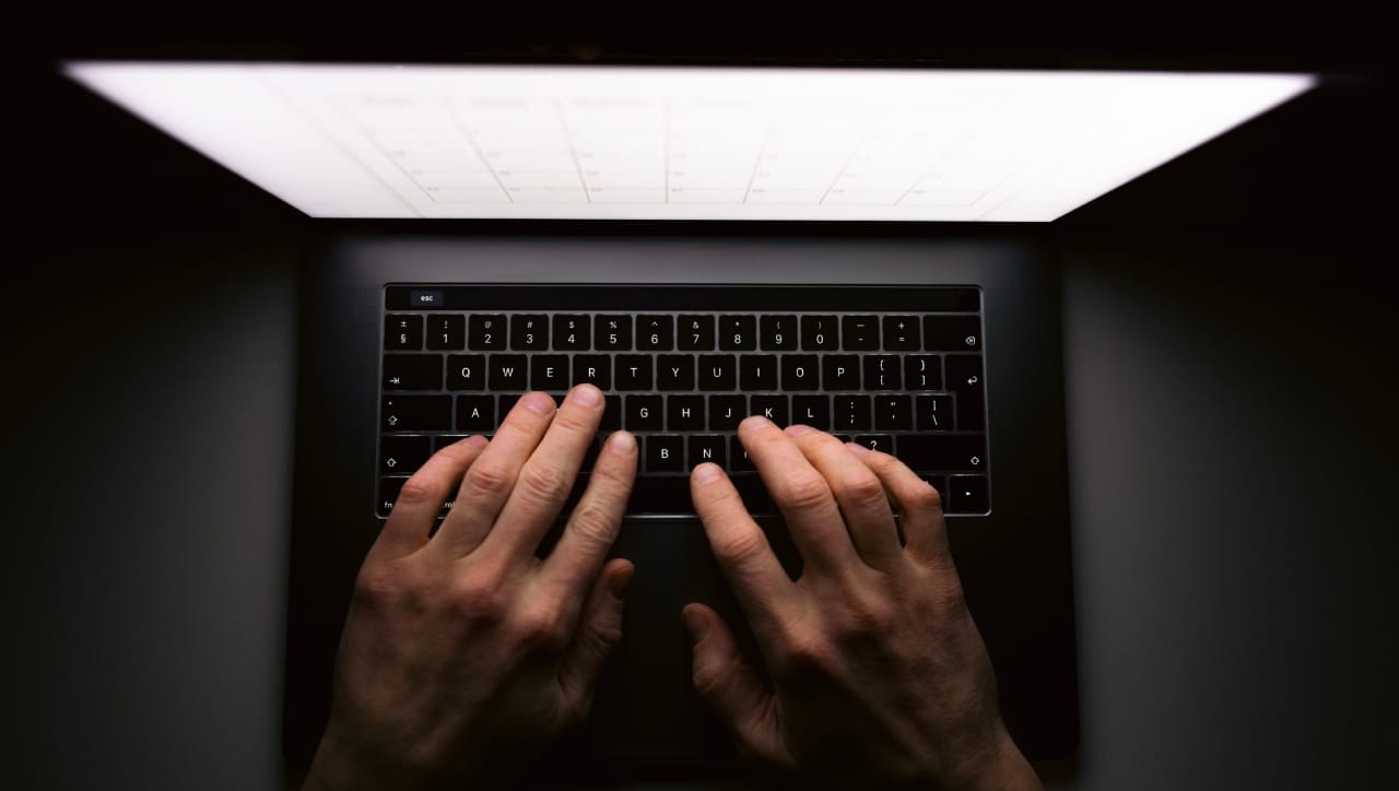 सर्वात आधी लॅपटॉप उघडा आणि काळजीपूर्वक उलटा धरा. त्याच्या मागच्या बाजूला हाताने हळूवारपणे टॅप करा. असे केल्याने बटणांच्या फटीत अडकलेले धुळीचे मोठे कण आणि कचरा सहजपणे खाली पडेल. लक्षात ठेवा, लॅपटॉप जोरात हलवू नका, हलक्या हाताने हे काम करा.