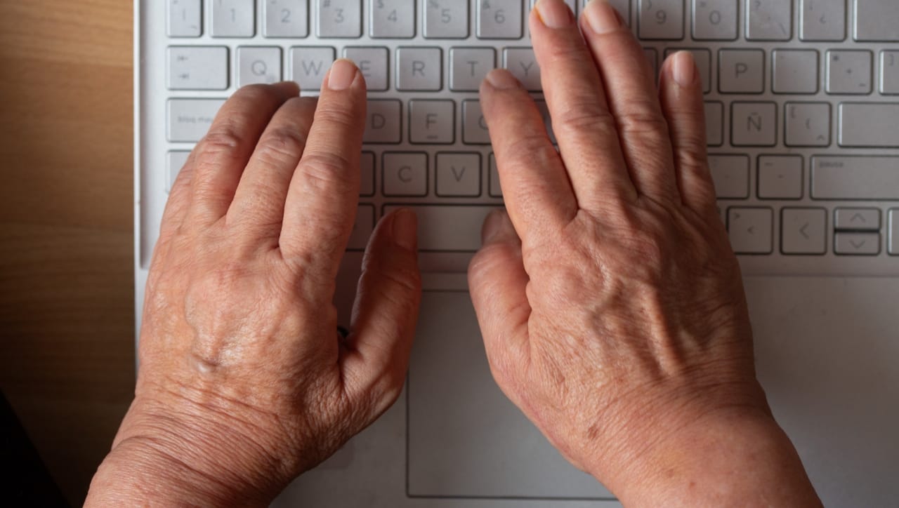 बोटांचे तेलकट ठसे आणि चिकट डाग काढण्यासाठी मायक्रोफायबर कापड सर्वोत्तम आहे. कापड थोडे ओले करून बटणे पुसून घ्या. जर घाण जास्त असेल, तर आयसोप्रोपिल अल्कोहोल (Isopropyl Alcohol) वापरा. एका कॉटन बडवर (Earbud) थोडे अल्कोहोल घेऊन बटणांच्या कडा स्वच्छ करा. अल्कोहोल लवकर सुकत असल्याने सर्किटला इजा पोहोचत नाही.