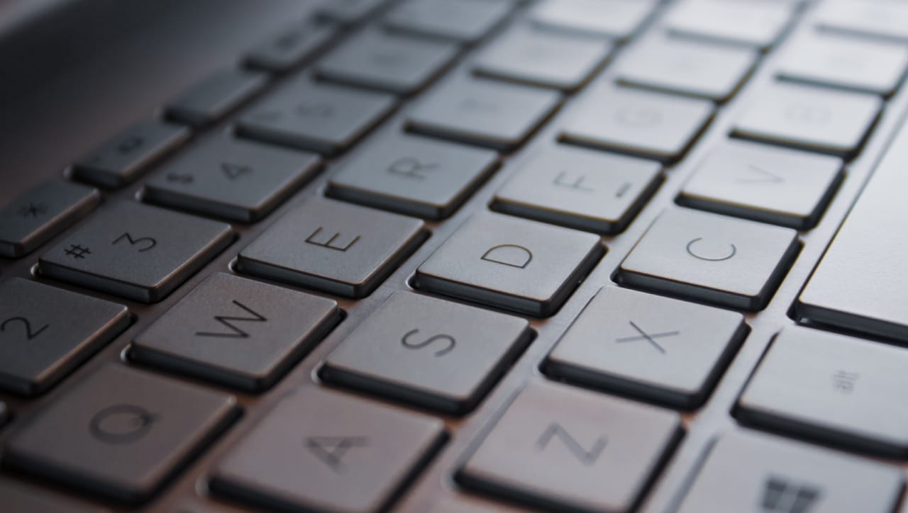 कीबोर्डवर कधीही पाणी फवारू नका. त्यामुळे अंतर्गत भागांचे नुकसान होऊ शकते. बटणांमधील कचरा काढण्यासाठी सुई, टाचणी किंवा चाकूचा वापर करू नका. यामुळे बटणांची रचना (Mechanism) खराब होऊ शकते.