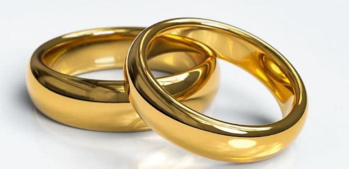 गेल्या काही दिवसांपासून सोन्याचा भाव कमी होत होता. जागतिक पातळीवर अनिश्चिततेची स्थिती असूनही सोन्याचा भाव वाढण्याऐवजी कमी होताना पाहायला मिळाले. युद्धाच्या काळात सुरक्षित गुतंवणूक म्हणून लोक सोन्यात गुंतवणूक करतात.