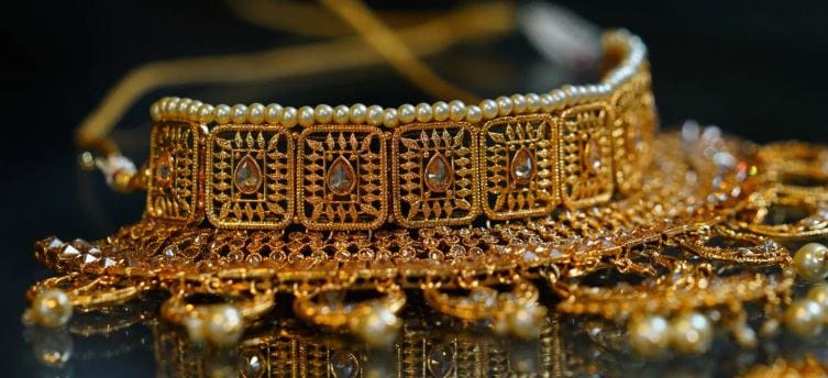 सोन्यात गुंतवणूक वाढल्यामुळे अशा स्थितीत भावदेखील चांगलाच वाढतो. परंतु युद्धाच्या काळात अमेरिकन डॉलर मजबूत झाल्याने लोकांनी सोन्याकडे पाठ फिरवली. परिणामी सोन्यात घसरण झालेली पाहायला मिळाली. दरम्यान, आता युद्धविराम झाला आहे.